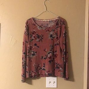 Pretty floral shirt.🌺